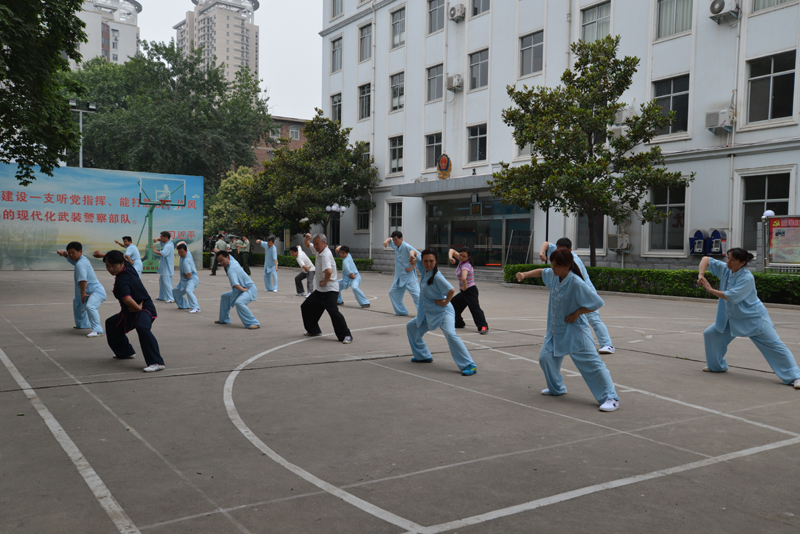 聘請(qǐng)陳式太極拳知名教練教學(xué)，開(kāi)展太極拳興趣小組活動(dòng)。
