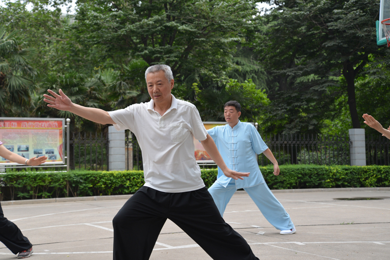 聘請(qǐng)陳式太極拳知名教練教學(xué)，開(kāi)展太極拳興趣小組活動(dòng)。