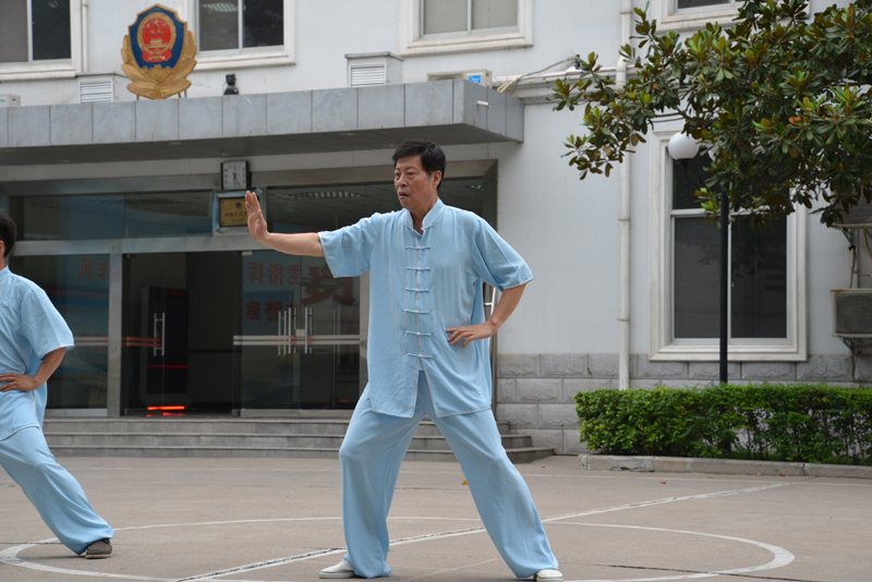 聘請(qǐng)陳式太極拳知名教練教學(xué)，開(kāi)展太極拳興趣小組活動(dòng)。