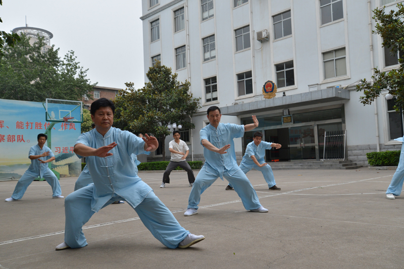 聘請(qǐng)陳式太極拳知名教練教學(xué)，開(kāi)展太極拳興趣小組活動(dòng)。
