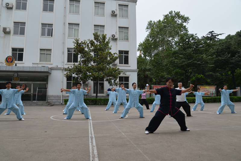聘請(qǐng)陳式太極拳知名教練教學(xué)，開(kāi)展太極拳興趣小組活動(dòng)。