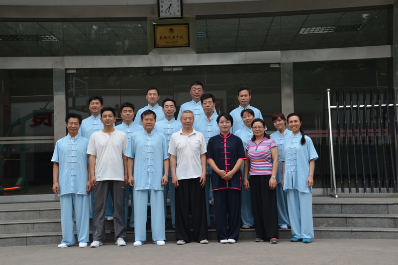 聘請(qǐng)陳式太極拳知名教練教學(xué)，開(kāi)展太極拳興趣小組活動(dòng)。