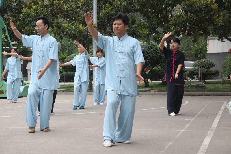 聘請(qǐng)陳式太極拳知名教練教學(xué)，開(kāi)展太極拳興趣小組活動(dòng)。